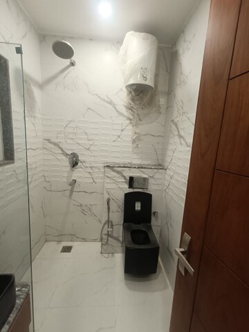 Bathroom in 4 BHK Builder Floor at Unitech South City 1, South City 1 – for Rent