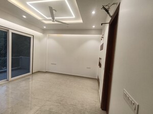 Room in 4 BHK Builder Floor at Unitech South City 1, South City 1 – for Rent