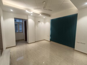 Room in 4 BHK Builder Floor at Unitech South City 1, South City 1 – for Rent