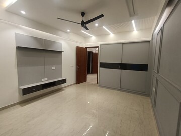 Room in 4 BHK Builder Floor at Unitech South City 1, South City 1 – for Rent