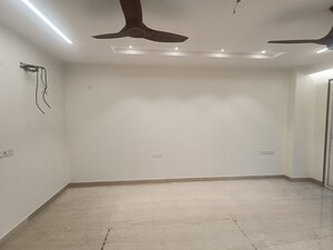 Room in 4 BHK Builder Floor at Unitech South City 1, South City 1 – for Rent