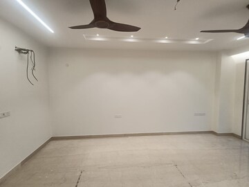 Room in 4 BHK Builder Floor at Unitech South City 1, South City 1 – for Rent