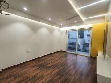 Room in 4 BHK Builder Floor at Unitech South City 1, South City 1 – for Rent