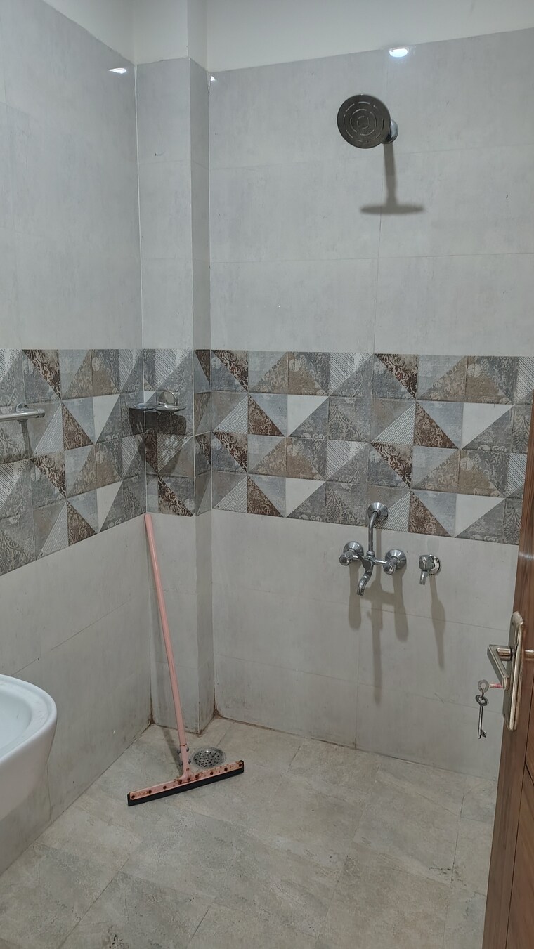 Bathroom, metro-suites-glitz 3 Bedroom 1395 Sq.Ft. Apartment In Vasundhara Sector 2 Ghaziabad 9428401