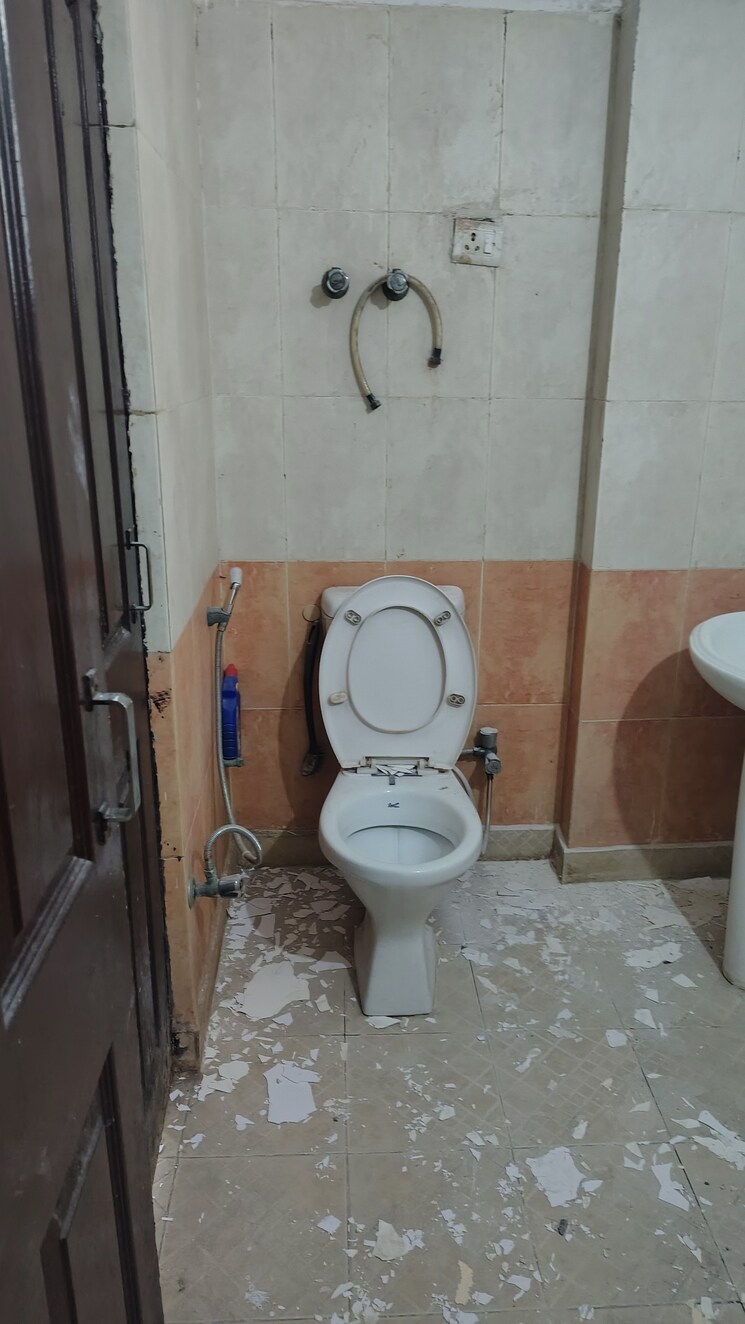 Bathroom, metro-suites-glitz 3 Bedroom 1650 Sq.Ft. Apartment In Vasundhara Sector 2 Ghaziabad 9428424