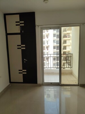Room in 3 BHK Apartment at Amrapali Leisure Valley, Tech Zone 4 Greater Noida – for Rent