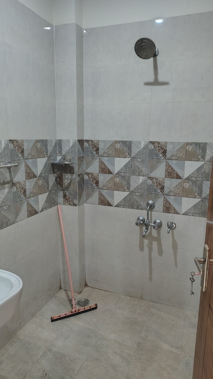 Bathroom, metro-suites-glitz 3 Bedroom 1895 Sq.Ft. Apartment In Vasundhara Sector 2 Ghaziabad 9428446