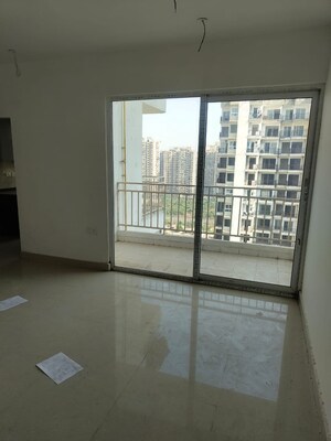 Room in 3 BHK Apartment at Amrapali Leisure Valley, Tech Zone 4 Greater Noida – for Rent