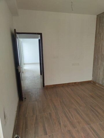 Room in 3 BHK Apartment at Amrapali Leisure Valley, Tech Zone 4 Greater Noida – for Rent