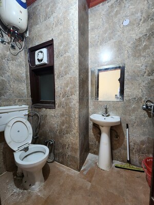 Furnished Amenities in 1 BHK Apartment at Hargobind Enclave – for Rent