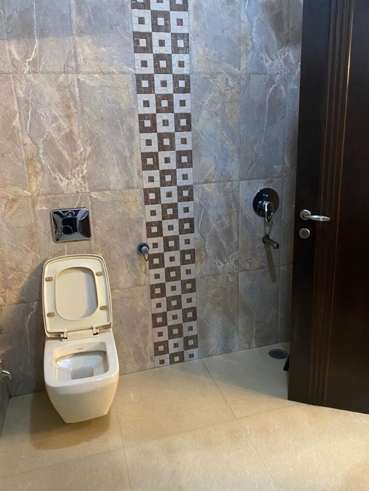 Bathroom, defence colony 3 Bedroom 400 Sq.Yd. Builder Floor In Defence Colony Delhi 9428524