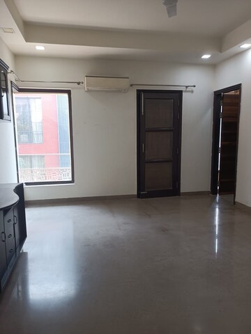 Room in 3 BHK Builder Floor at Swasthya Vihar – for Rent