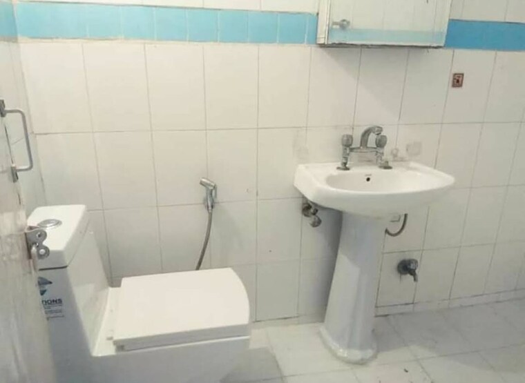 Bathroom, dlf phase i 2 Bedroom 1200 Sq.Ft. Builder Floor In Dlf Phase I Gurgaon 9428628