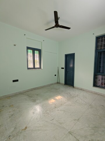 Room in 1 BHK Apartment at Sector 52 – for Rent