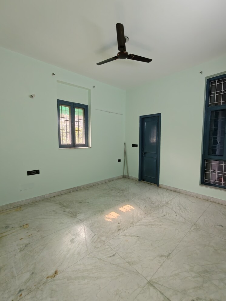 Room, sector 52 1 Bedroom 450 Sq.Ft. Apartment In Sector 52 Noida 9428610