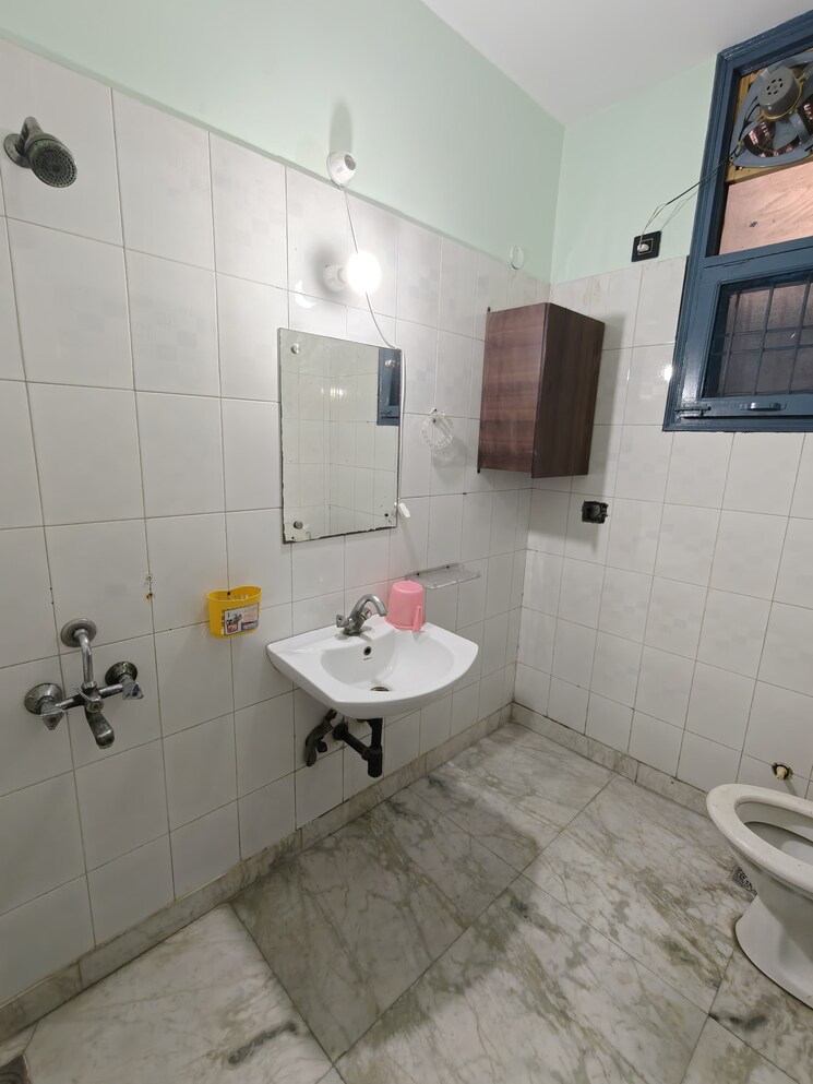 Bathroom, sector 52 1 Bedroom 450 Sq.Ft. Apartment In Sector 52 Noida 9428610