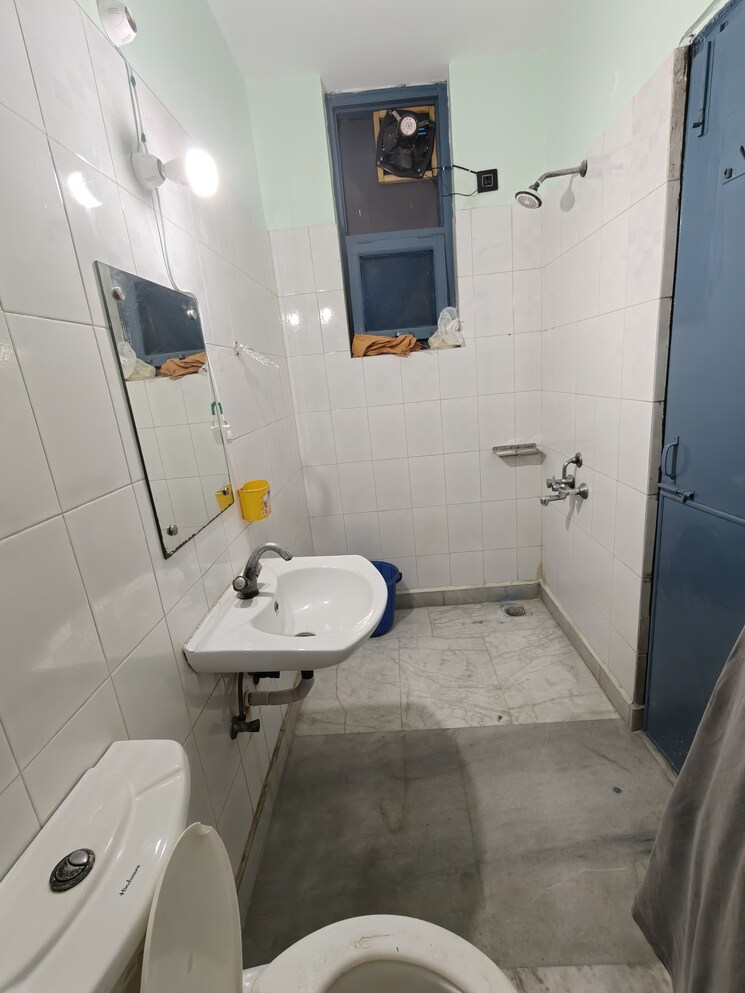 Bathroom, sector 52 1 Bedroom 450 Sq.Ft. Apartment In Sector 52 Noida 9428610