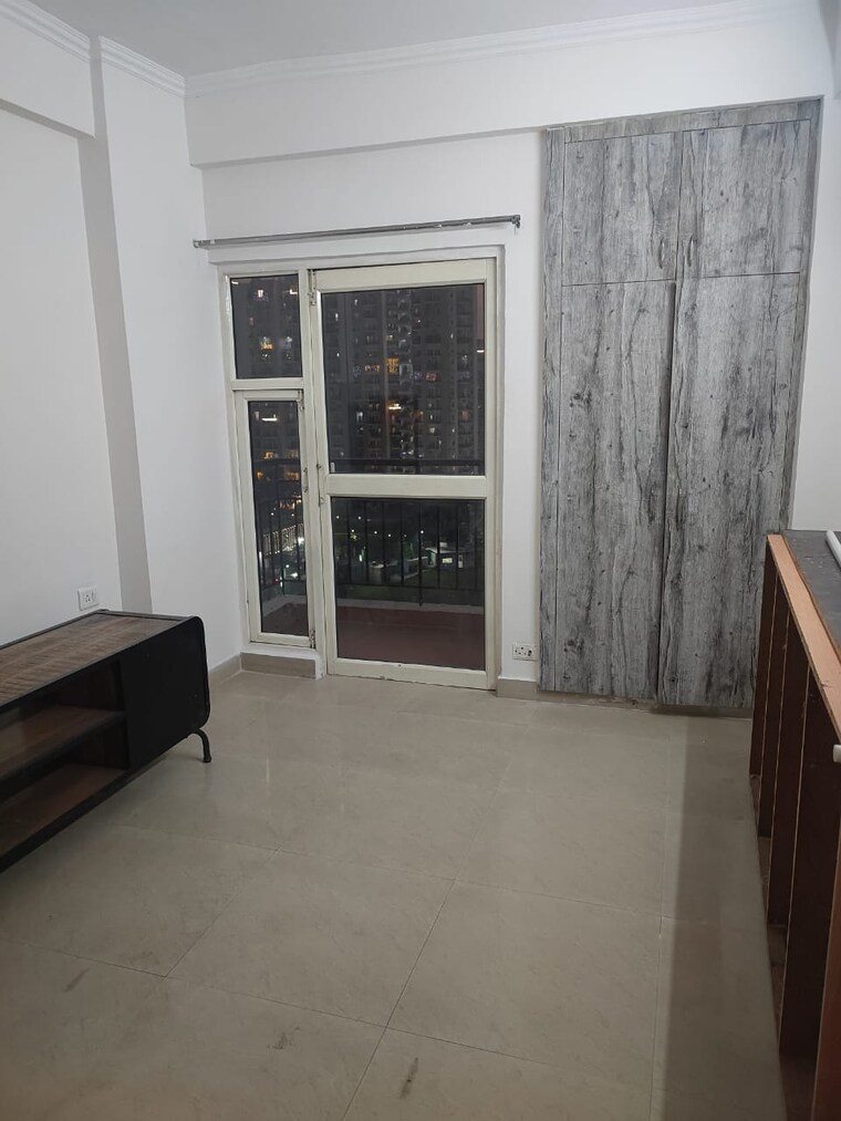 Room, aims-golf-city 3 Bedroom 1350 Sq.Ft. Apartment In Sector 75 Noida 9428632