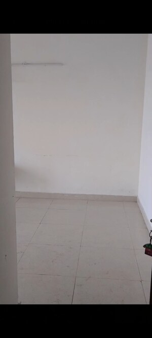 Room in 2 BHK Apartment at Signature Orchard Avenue 2, Sector 93 – for Rent