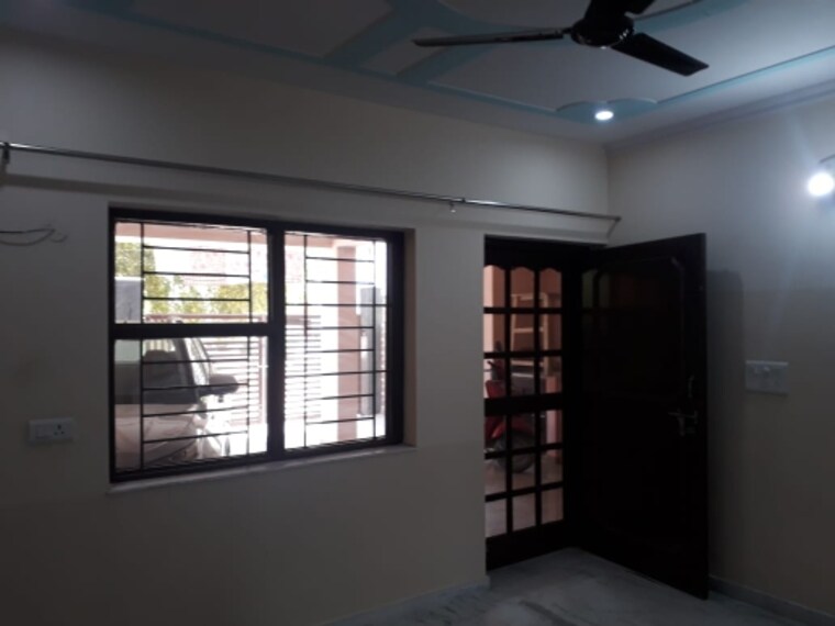 Room, sector 27 6+ Bedroom 161 Sq.Yd. Independent House In Sector 27 Gurgaon 9428672