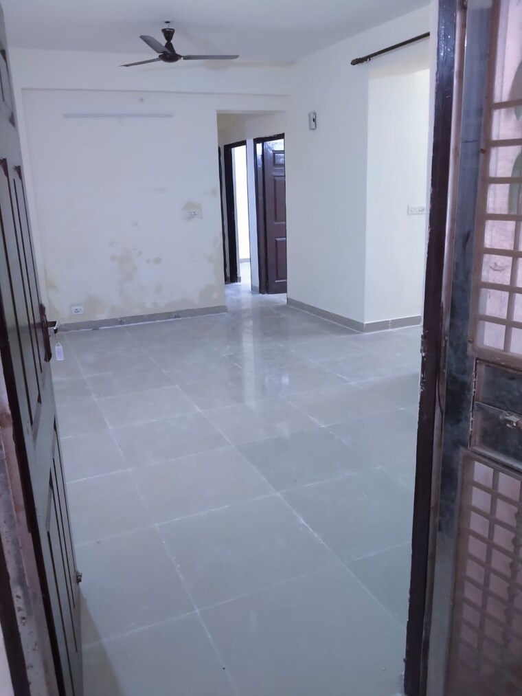 Room, aims-golf-city 2.5 Bedroom 1150 Sq.Ft. Apartment In Sector 75 Noida 9428649