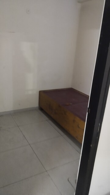 Room in 2.5 BHK Apartment at Homes 121, Sector 121 – for Rent