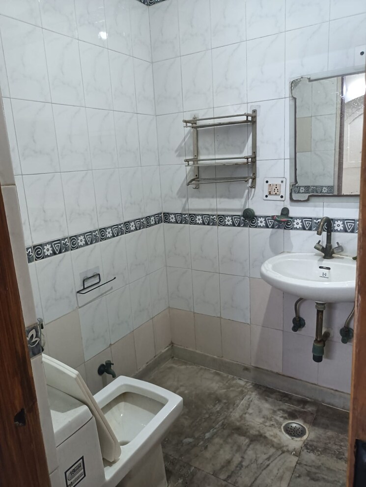 Bathroom, milan vihar 3 Bedroom 1300 Sq.Ft. Builder Floor In Milan Vihar Delhi 9428705