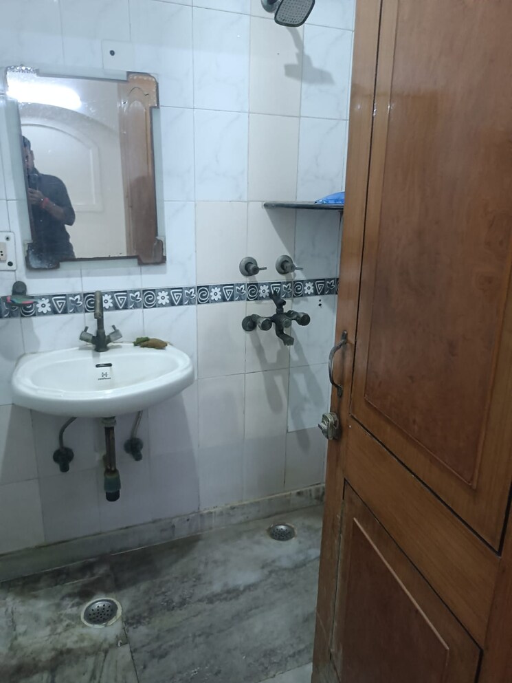Bathroom, milan vihar 3 Bedroom 1300 Sq.Ft. Builder Floor In Milan Vihar Delhi 9428705