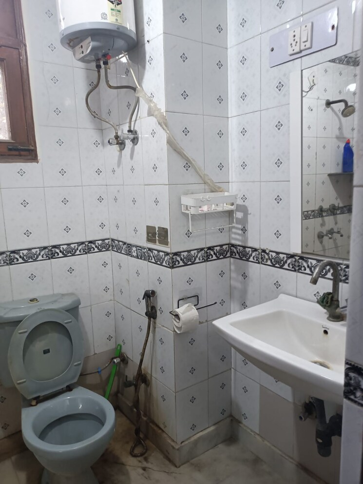 Bathroom, milan vihar 3 Bedroom 1300 Sq.Ft. Builder Floor In Milan Vihar Delhi 9428705
