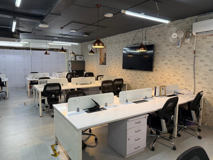 Team Area, ellisbridge Commercial Office Space in IT/SEZ 3700 Sq.Ft. In Ellisbridge Ahmedabad 9428681