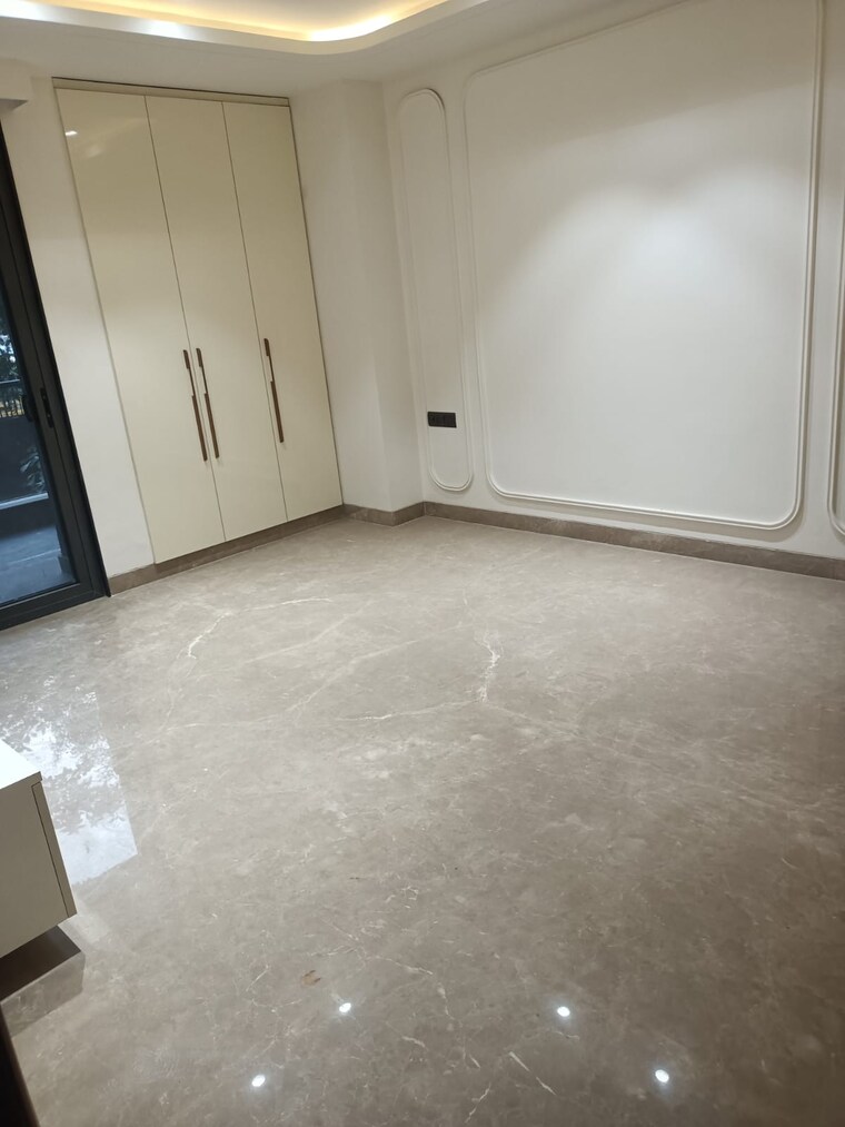 Room, preet vihar 3 Bedroom 3000 Sq.Ft. Builder Floor In Preet Vihar Delhi 9428769