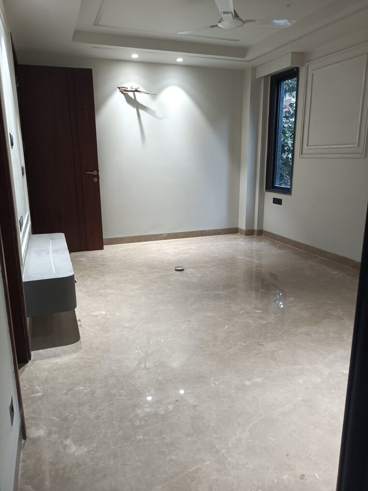 Room, preet vihar 3 Bedroom 3000 Sq.Ft. Builder Floor In Preet Vihar Delhi 9428769