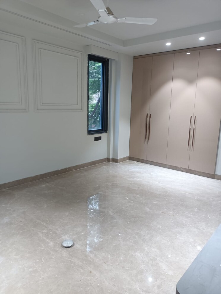 Room, preet vihar 3 Bedroom 3000 Sq.Ft. Builder Floor In Preet Vihar Delhi 9428769