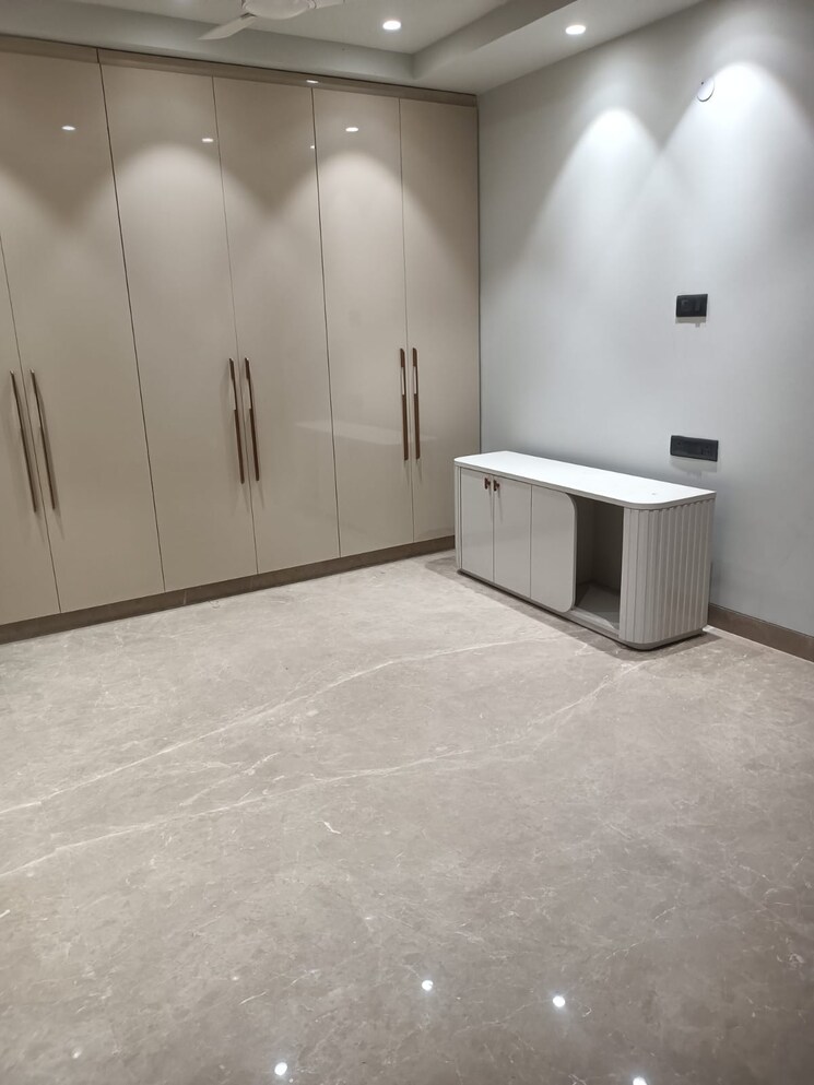 Room, preet vihar 3 Bedroom 3000 Sq.Ft. Builder Floor In Preet Vihar Delhi 9428769