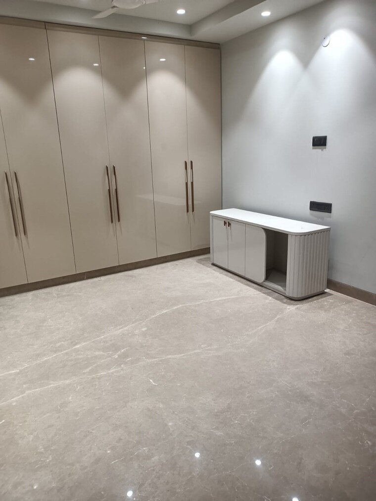 Room, preet vihar 3 Bedroom 3000 Sq.Ft. Builder Floor In Preet Vihar Delhi 9428769