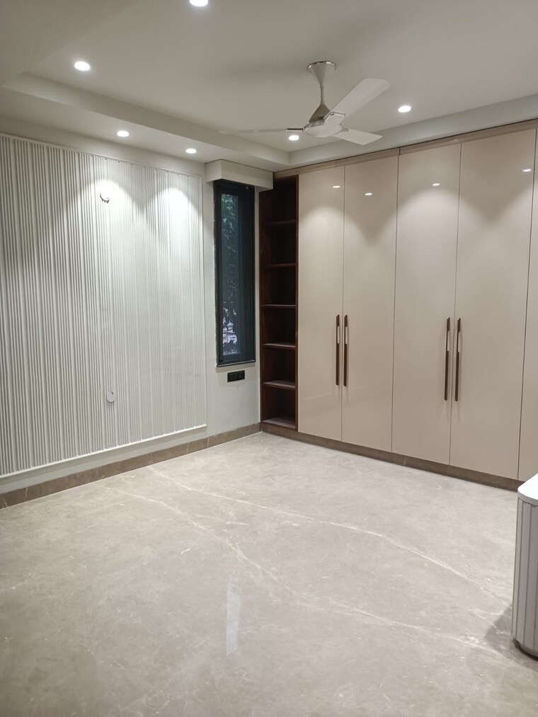 Room, preet vihar 3 Bedroom 3000 Sq.Ft. Builder Floor In Preet Vihar Delhi 9428769