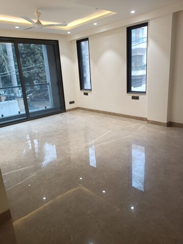 Room in 3 BHK Builder Floor at Preet Vihar – for Rent