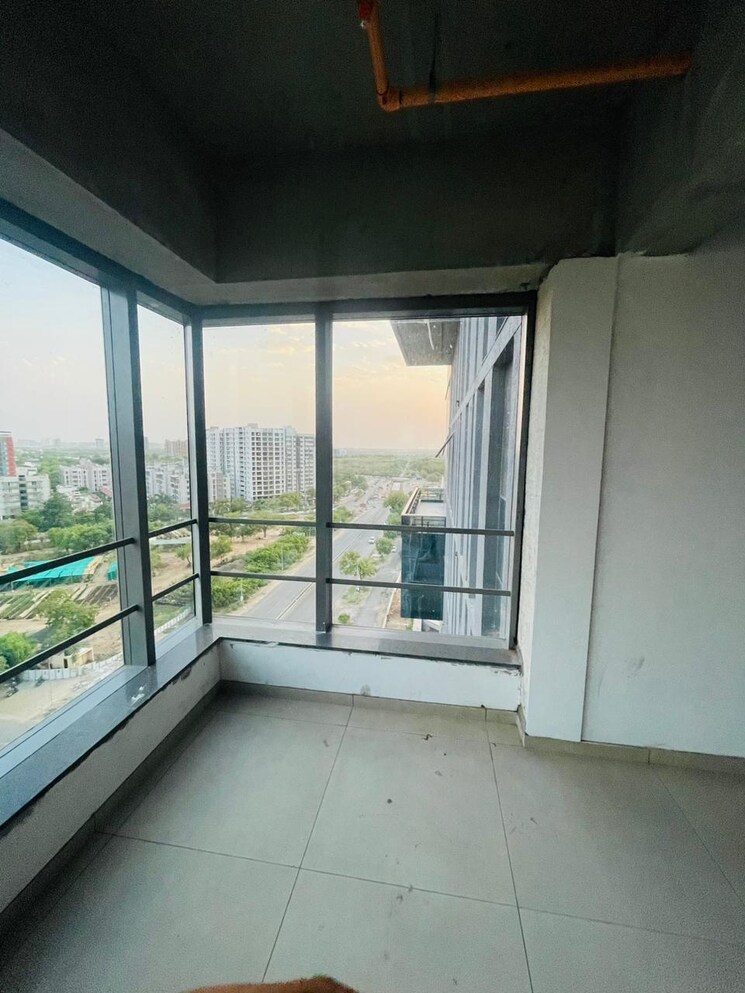 Room, science city Commercial Office Space 1987 Sq.Ft. In Science City Ahmedabad 9428742