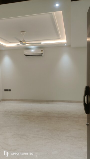 Room in 3 BHK Builder Floor at Safdarjung Development Area – for Rent