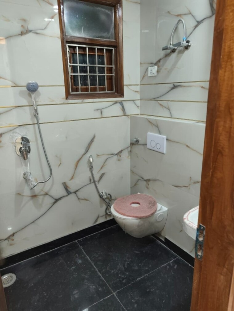 Bathroom, rohini sector 21 3 Bedroom 1100 Sq.Ft. Builder Floor In Rohini Sector 21 Delhi 9428815