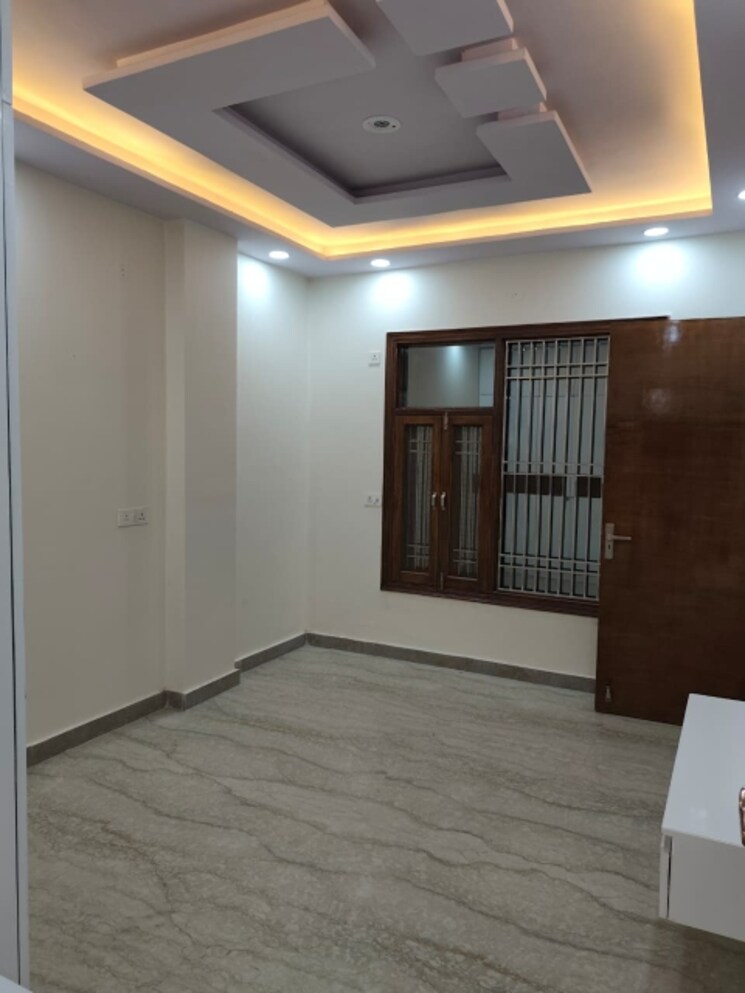 Room, rohini sector 21 3 Bedroom 1100 Sq.Ft. Builder Floor In Rohini Sector 21 Delhi 9428815