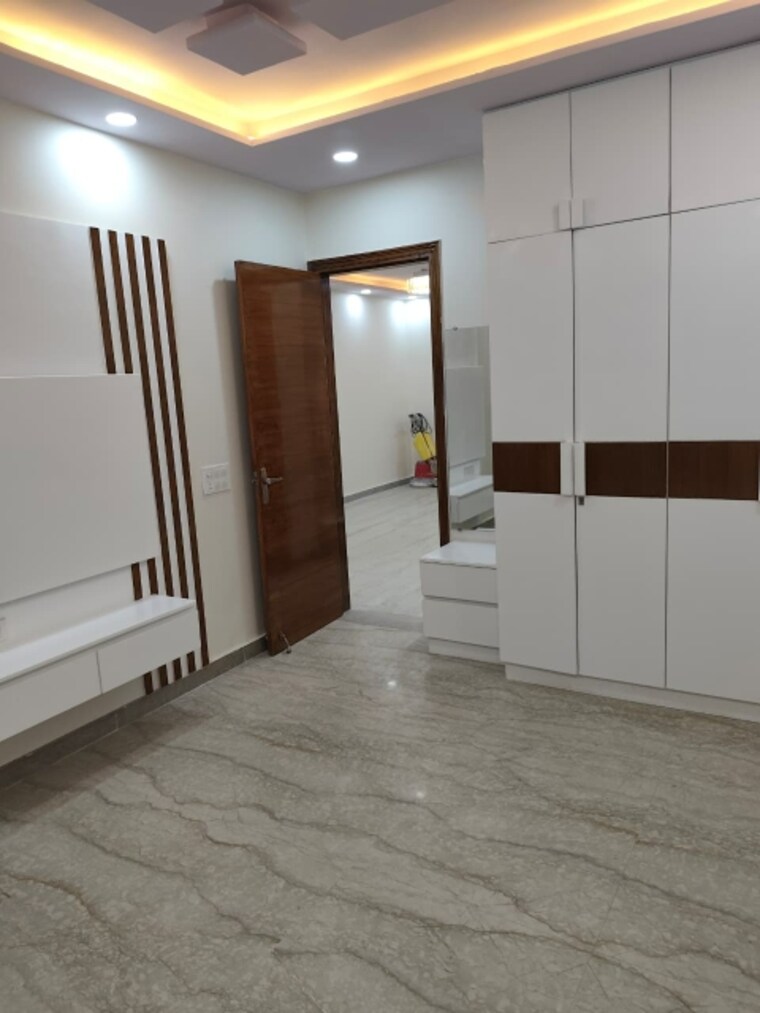 Room, rohini sector 21 3 Bedroom 1100 Sq.Ft. Builder Floor In Rohini Sector 21 Delhi 9428815