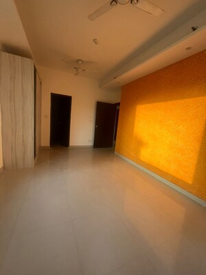 Room in 4 BHK Apartment at Mahagun Moderne, Sector 78 – for Sale
