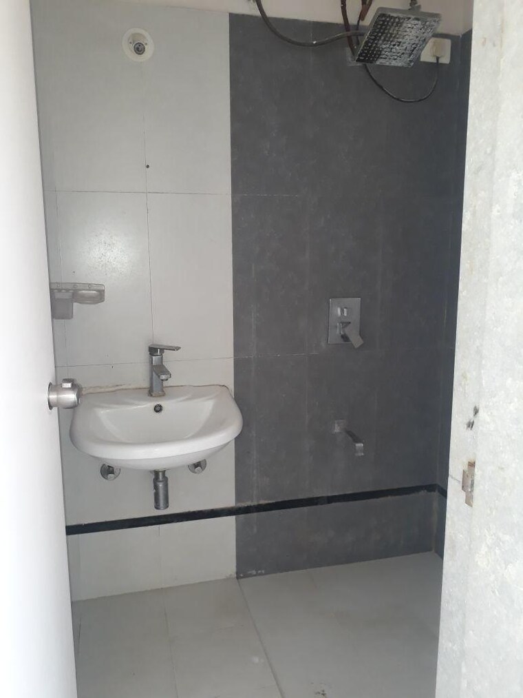 Bathroom, kakkad-madhuban 3 Bedroom 1500 Sq.Ft. Apartment In Balewadi Pune 9428820