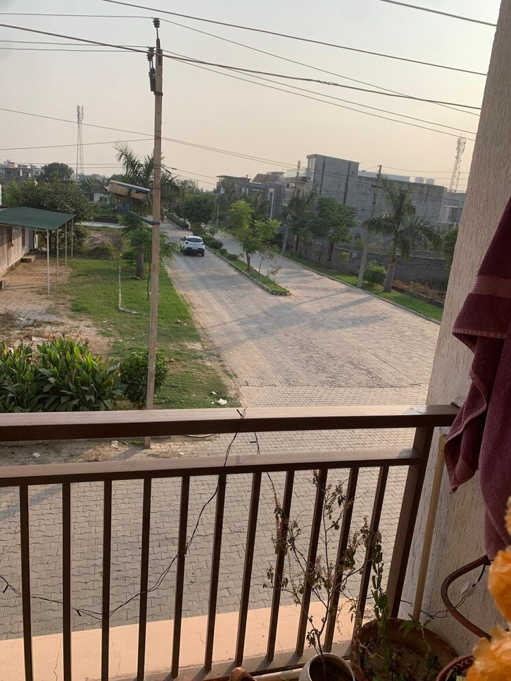 Balcony, international airport road 2 Bedroom 900 Sq.Ft. Apartment In International Airport Road Zirakpur 9428874