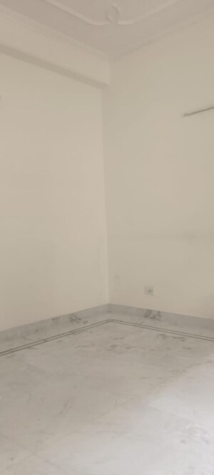 Room in 2 BHK Apartment at DLF Silver Oaks, Sector 26 – for Rent