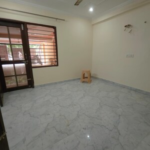 Room in 3 BHK Apartment at DLF Silver Oaks, Sector 26 – for Rent