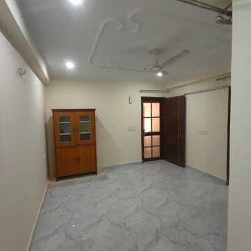 Room in 3 BHK Apartment at DLF Silver Oaks, Sector 26 – for Rent