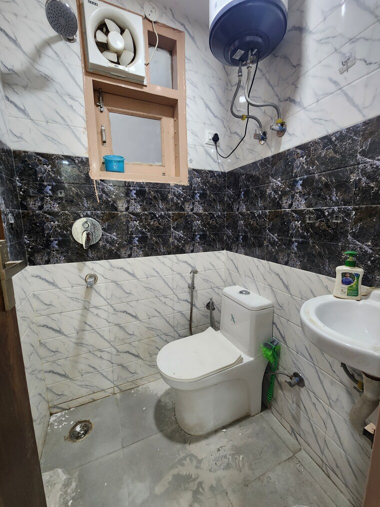 Bathroom, chattarpur 2 Bedroom 650 Sq.Ft. Builder Floor In Chattarpur Delhi 9428926