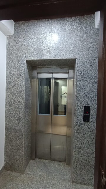 Building Lobby in 4 BHK Apartment at DLF Oakwood Estate, Dlf Phase ii – for Rent